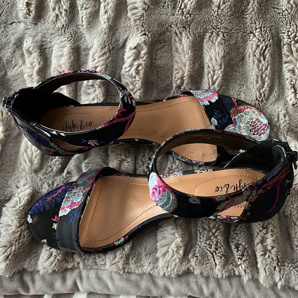 Darling, summer shoes!  Style and Company. Very comfortable. Size 8.5.
